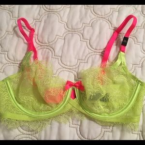 💕NWT Vs Very Sexy Unlined Demi Bra💕